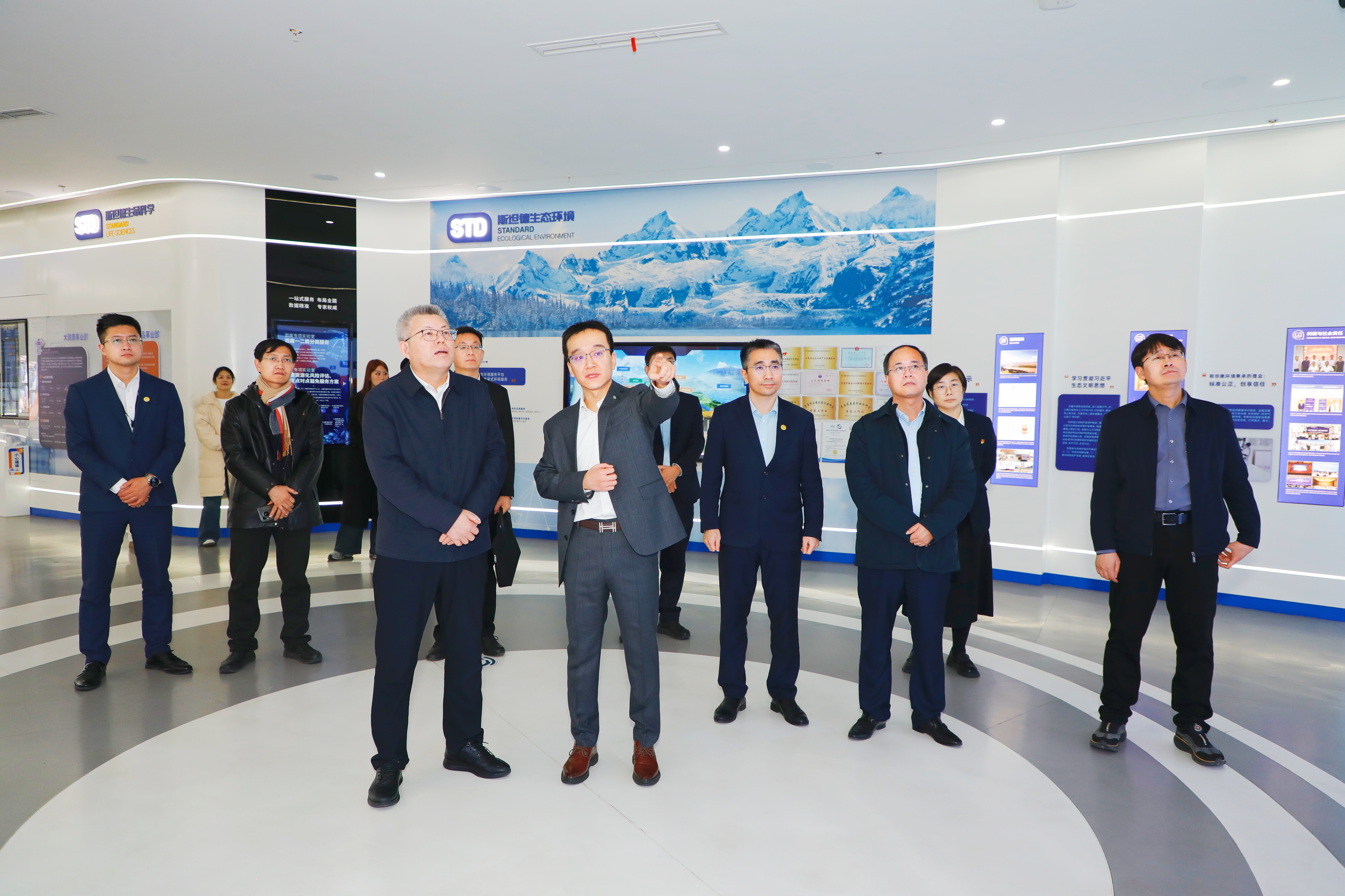 党委书记杨天梅走访校友企业斯坦德集团并访企拓岗