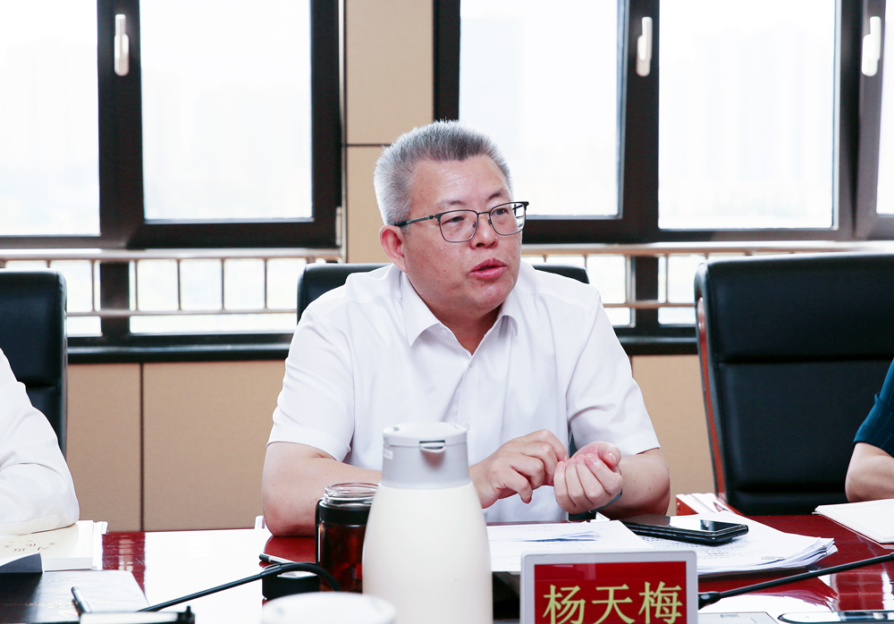 学校党委理论学习中心组进行集体学习