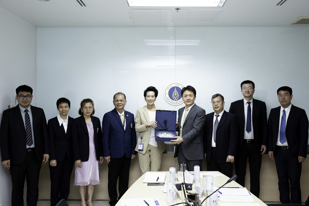 校领导率团访问泰国